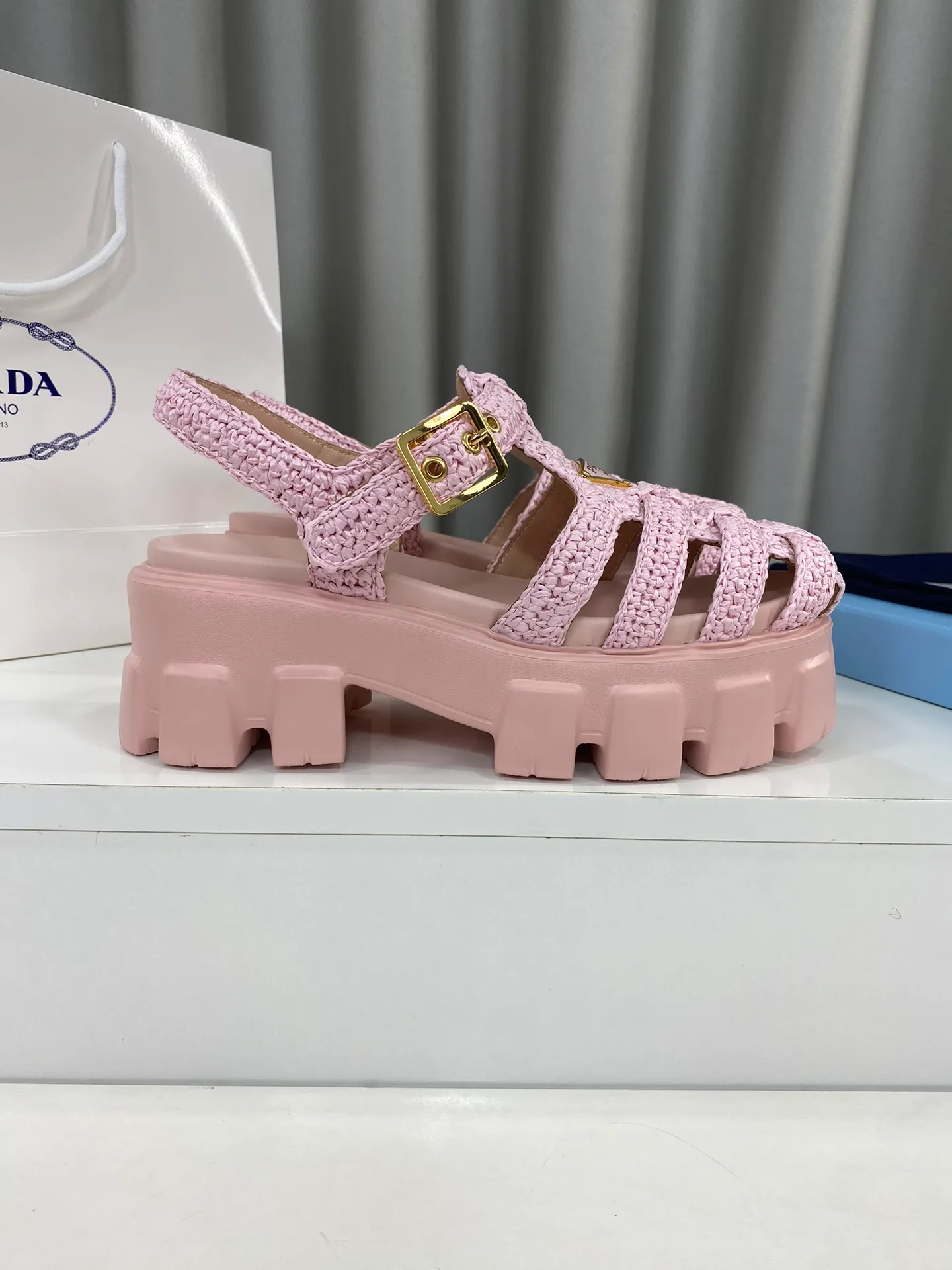 👟👟Ex-factory price 600👟👟 Prada’s latest bamboo cage weaving thick-soled triangle buckle sandals☑️ Latest environmentally friendly PP material, fully handmade crochet, just like knitting sweaters, slow work and meticulous work, retro fashionable thick-soled shoes, with woven uppers, making the whole pair of shoes light and comfortable, bright colors, satisfying a variety of choices for fashionable people with different styles! The iconic metal triangle logo is paired with the shape of ancient beach sandals. Every design element is fashionable! Size: Women's 35-39 (34, 40, custom-made, non-returnable) Full set of counter original packaging